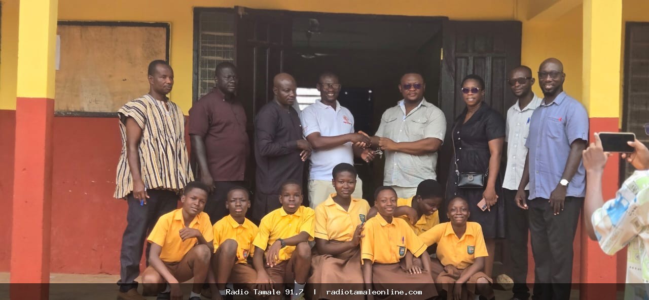 2004 Year Group of Dahin Sheli M/A JHS Renovates Classroom Block